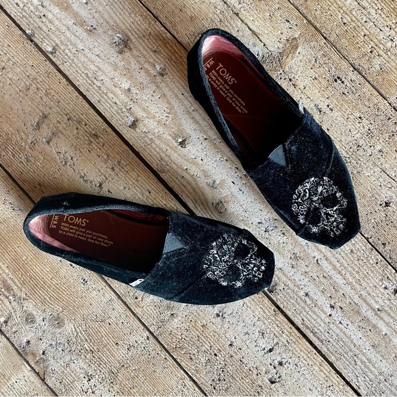 TOMS Black Velvet Skull Slip-On Shoes Size 8.5 Limited Edition Goth Chic - Picture 1 of 11